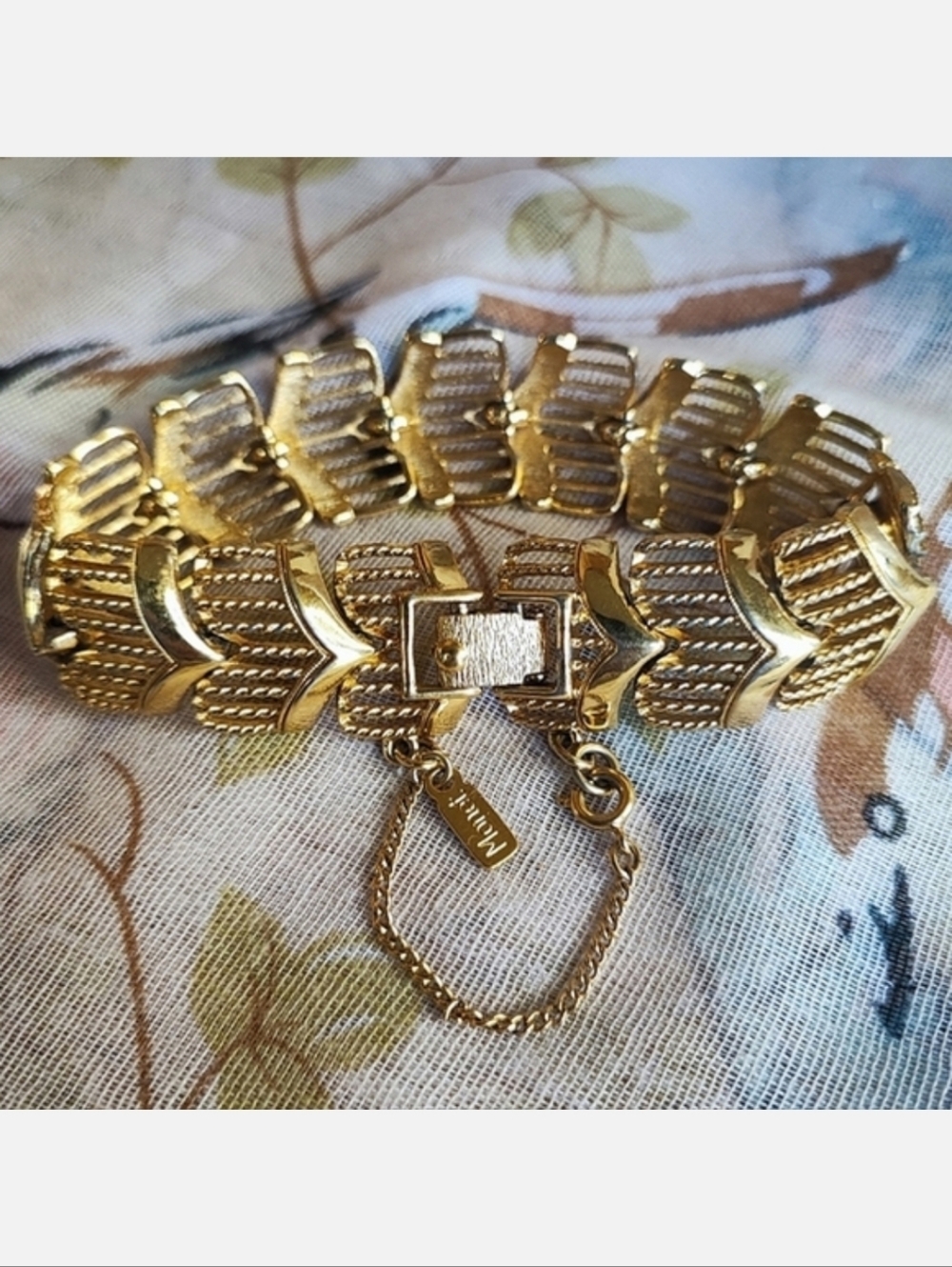 MONET Chevron Shape Gold Tone Vintage Safety Chain Bracelet Excellent Condition